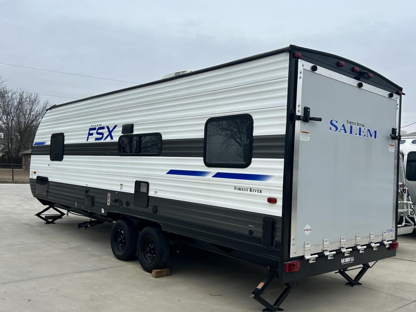 2021 GRAY /Gray Forest River SALEM TOY HAULER 260RT 260RT (4X4TSMB20MY) , located at 17760 Hwy 62, Morris, OK, 74445, 35.609104, -95.877060 - Photo#5