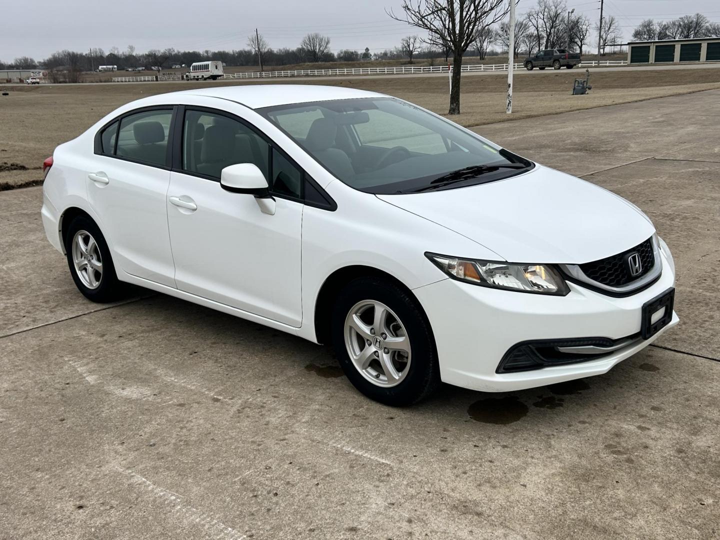 2013 White /Gray Honda Civic CNG Sedan 5-Speed AT (19XFB5F52DE) with an 1.8L L4 SOHC 16V CNG engine, 5A transmission, located at 17760 Hwy 62, Morris, OK, 74445, (918) 733-4887, 35.609104, -95.877060 - 2013 HONDA CIVIC DEDICATED CNG (RUNS ONLY ON COMPRESSED NATURAL GAS) HAS A 1.8L 4 CYLINDER ENGINE AND IS 2WD. FEATURES MANUAL SEATS, POWER LOCKS, POWER MIRRORS, POWER WINDOWS. HAS AM/FM RADIO, CD PLAYER, AUX PORT, USB PORT, CRUISE CONTROL, MULTI-FUNCTION STEERING WHEEL CONTROL, TRACTION CONTROL AND - Photo#2