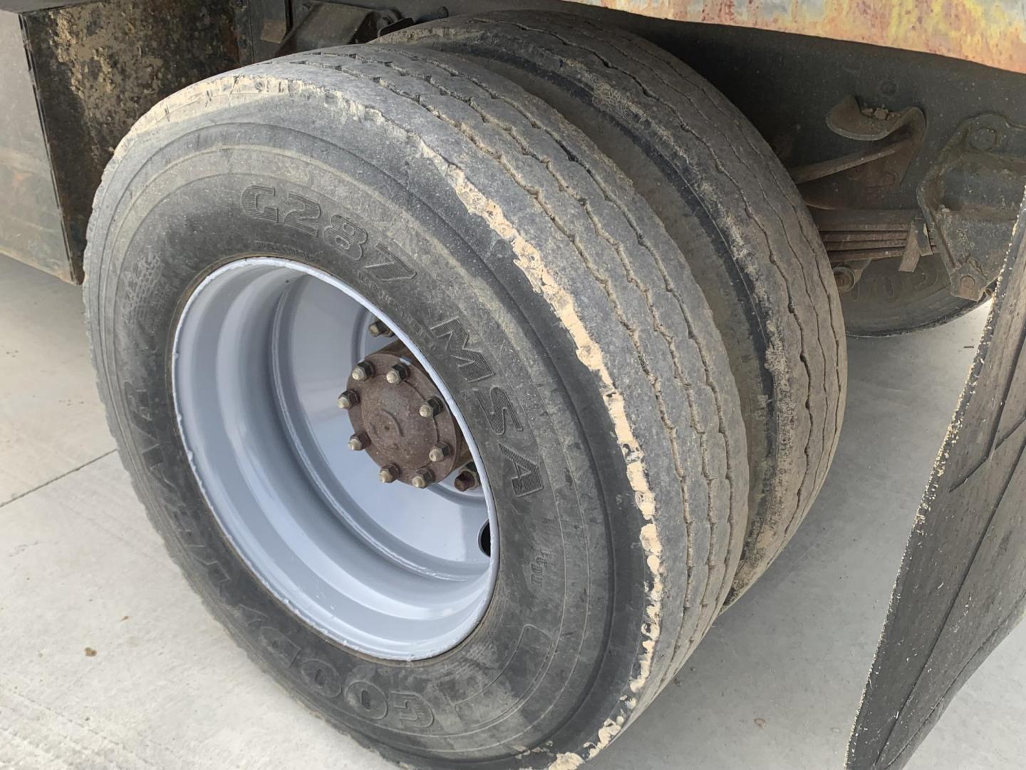 1998 WHITE/BLACK /BLACK Ford DUMP TRUCK (1FDXF80C9WV) , AUTO transmission, located at 17760 Hwy 62, Morris, OK, 74445, (918) 733-4887, 35.609104, -95.877060 - 1998 FORD F800 DUMP TRUCK CUMMINGS IN LINE 6 CYL, FACTORY EQUIPPED DEDICATED CNG, COMPRESSED NATURAL GAS ONLY! IT DOES NOT RUN ON GASOLINE OR DIESEL. FEATURES POWER STEERING, AIR BRAKES, GVWR IS 30,000, BED IS 18 FEET LONG, 8 FEET WIDE, 4 FEET SIDES, ALL STEEL WITH NO DAMAGE OR RUST, APPROX 50 GALL - Photo#19