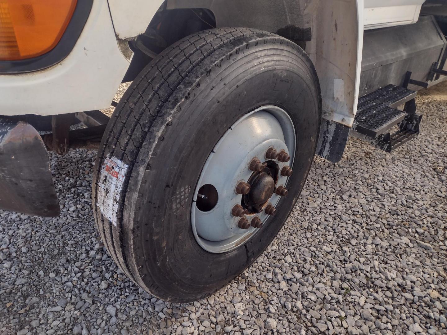 1998 WHITE/BLACK /BLACK Ford DUMP TRUCK (1FDXF80C9WV) , AUTO transmission, located at 17760 Hwy 62, Morris, OK, 74445, (918) 733-4887, 35.609104, -95.877060 - 1998 FORD F800 DUMP TRUCK CUMMINGS IN LINE 6 CYL, FACTORY EQUIPPED DEDICATED CNG, COMPRESSED NATURAL GAS ONLY! IT DOES NOT RUN ON GASOLINE OR DIESEL. FEATURES POWER STEERING, AIR BRAKES, GVWR IS 30,000, BED IS 18 FEET LONG, 8 FEET WIDE, 4 FEET SIDES, ALL STEEL WITH NO DAMAGE OR RUST, APPROX 50 GALL - Photo#17