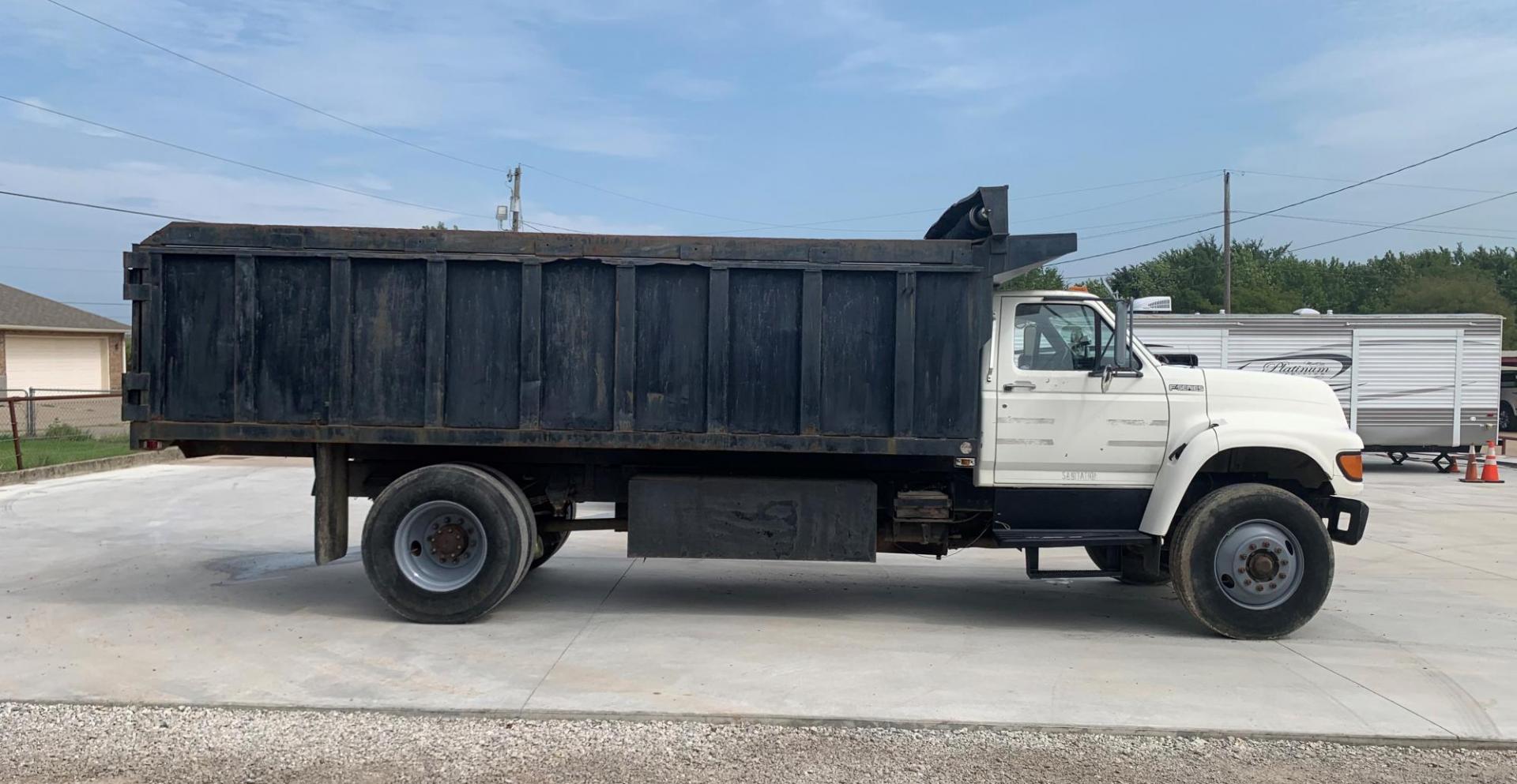 1998 WHITE/BLACK /BLACK Ford DUMP TRUCK (1FDXF80C9WV) , AUTO transmission, located at 17760 Hwy 62, Morris, OK, 74445, (918) 733-4887, 35.609104, -95.877060 - 1998 FORD F800 DUMP TRUCK CUMMINGS IN LINE 6 CYL, FACTORY EQUIPPED DEDICATED CNG, COMPRESSED NATURAL GAS ONLY! IT DOES NOT RUN ON GASOLINE OR DIESEL. FEATURES POWER STEERING, AIR BRAKES, GVWR IS 30,000, BED IS 18 FEET LONG, 8 FEET WIDE, 4 FEET SIDES, ALL STEEL WITH NO DAMAGE OR RUST, APPROX 50 GALL - Photo#3