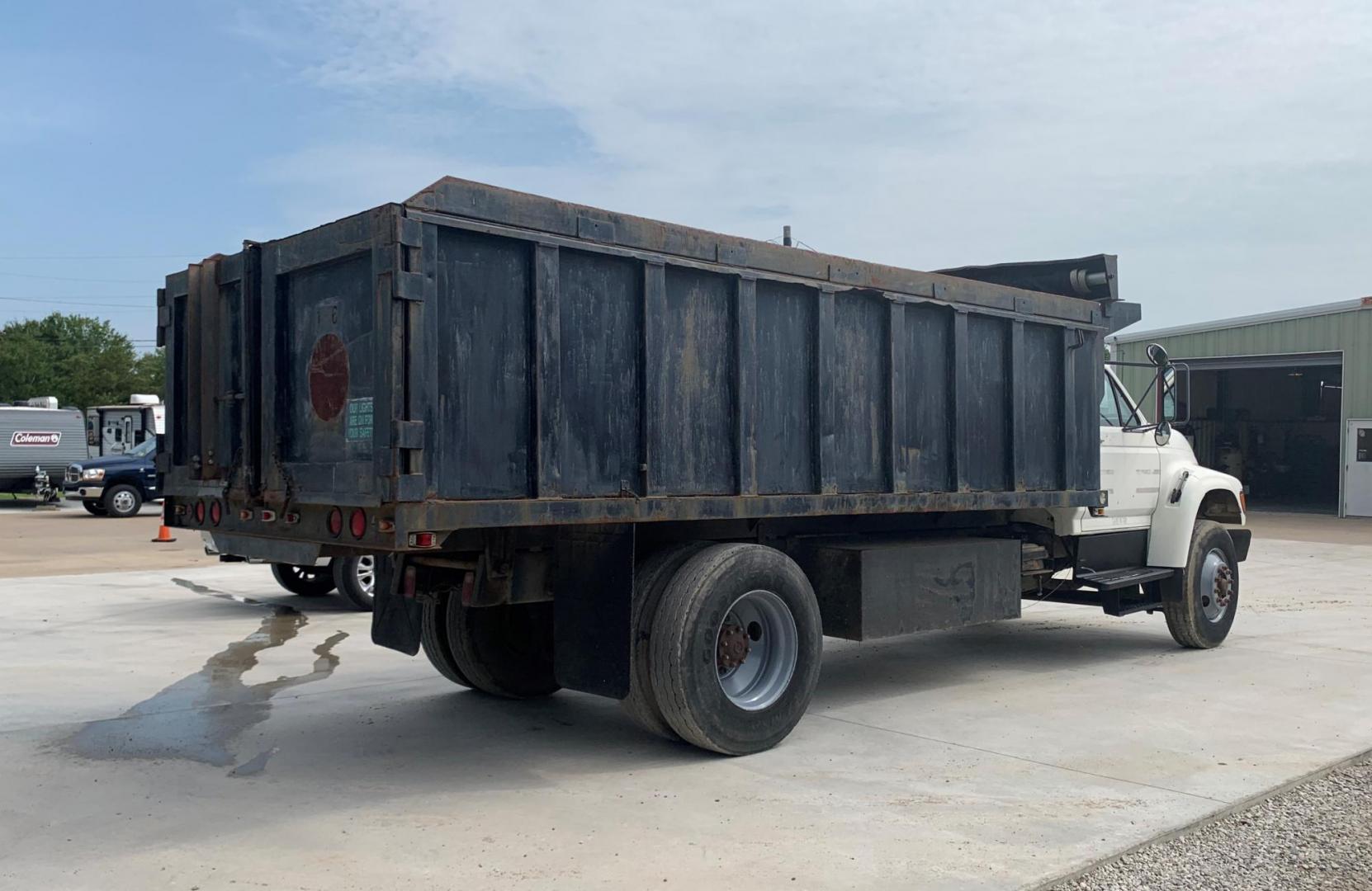 1998 WHITE/BLACK /BLACK Ford DUMP TRUCK (1FDXF80C9WV) , AUTO transmission, located at 17760 Hwy 62, Morris, OK, 74445, (918) 733-4887, 35.609104, -95.877060 - 1998 FORD F800 DUMP TRUCK CUMMINGS IN LINE 6 CYL, FACTORY EQUIPPED DEDICATED CNG, COMPRESSED NATURAL GAS ONLY! IT DOES NOT RUN ON GASOLINE OR DIESEL. FEATURES POWER STEERING, AIR BRAKES, GVWR IS 30,000, BED IS 18 FEET LONG, 8 FEET WIDE, 4 FEET SIDES, ALL STEEL WITH NO DAMAGE OR RUST, APPROX 50 GALL - Photo#4