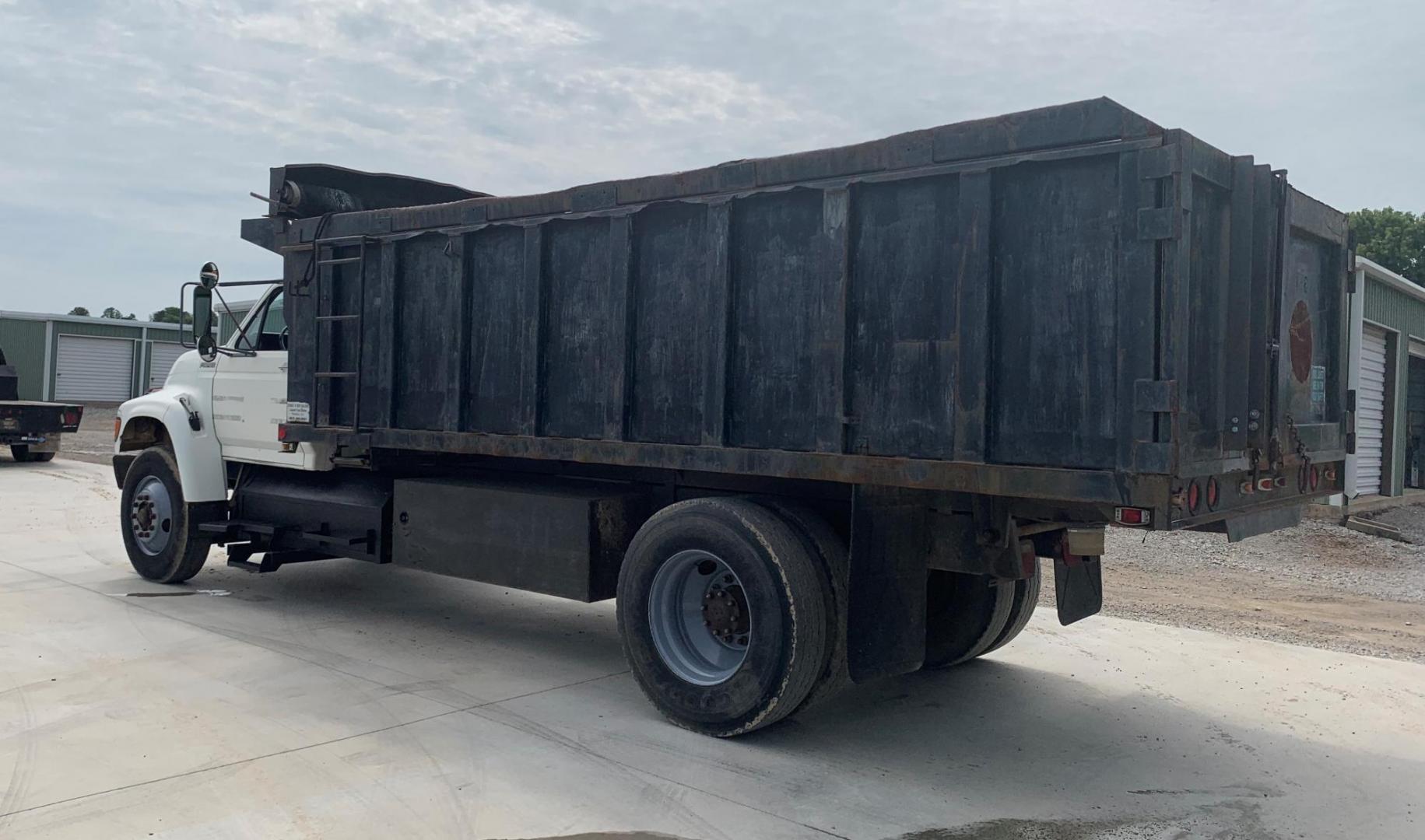 1998 WHITE/BLACK /BLACK Ford DUMP TRUCK (1FDXF80C9WV) , AUTO transmission, located at 17760 Hwy 62, Morris, OK, 74445, (918) 733-4887, 35.609104, -95.877060 - 1998 FORD F800 DUMP TRUCK CUMMINGS IN LINE 6 CYL, FACTORY EQUIPPED DEDICATED CNG, COMPRESSED NATURAL GAS ONLY! IT DOES NOT RUN ON GASOLINE OR DIESEL. FEATURES POWER STEERING, AIR BRAKES, GVWR IS 30,000, BED IS 18 FEET LONG, 8 FEET WIDE, 4 FEET SIDES, ALL STEEL WITH NO DAMAGE OR RUST, APPROX 50 GALL - Photo#6